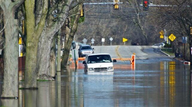 Auto su una strada allagata negli Stati Uniti