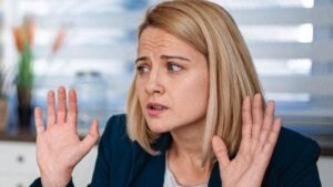 Donna che sembra infastidita o turbata al lavoro