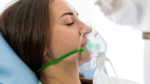 Donna che usa una maschera per ossigeno