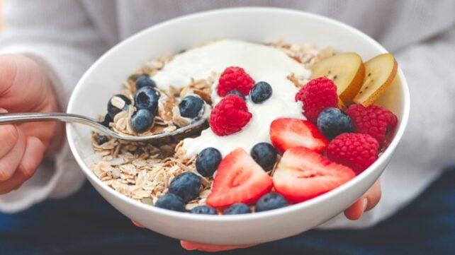 Women-Eating-Healthy-Bowl-of-Oats-and-Fruit-642x361-1.jpg
