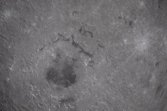 Un'immagine super ravvicinata della superficie della Luna, con una chiara vista di un cratere d'impatto