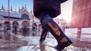 stivali che camminano nell'acqua