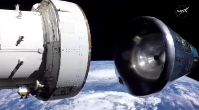 Due parti di una navetta spaziale nello spazio, con la Terra visibile sullo sfondo