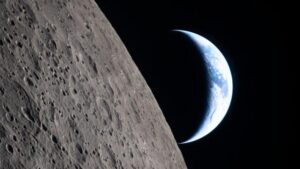 Terra crescente che tramonta lungo il bordo della Luna, vista dalla navetta spaziale Orion il 6 aprile 2026