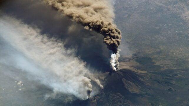 vista del monte Etna che erutta dalla ISS