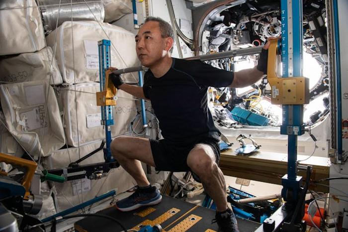 L'astronauta giapponese Satoshi Furukawa si allena sulla Stazione Spaziale Internazionale.