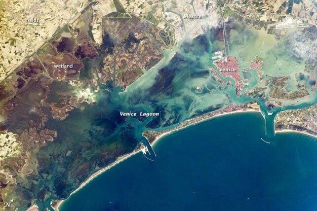 una vista satellitare della laguna di Venezia, che mostra l'isola barriera e i suoi ingressi
