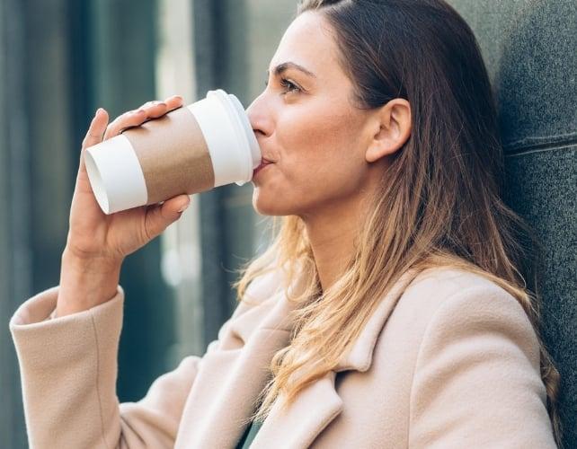 donna che beve caffè