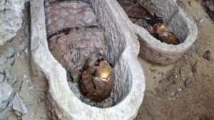 Mummia egiziana antica trovata avvolta in qualcosa mai visto prima