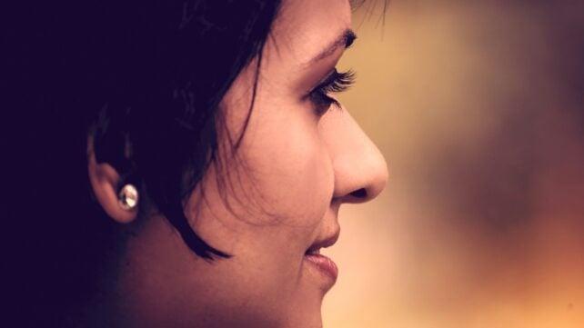 Side-Profile-of-a-woman-with-dark-hair-on-a-warm-background-642x361-1.jpg