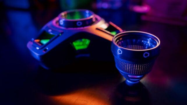 Un sistema di guscio d'uovo artificiale stampato in 3D è mostrato sotto un'illuminazione da laboratorio colorata.