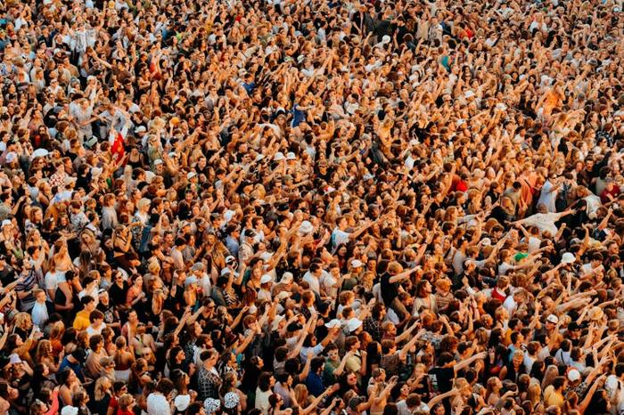 Marea di persone in una folla enorme.
