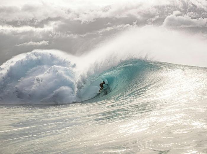 Surfista in un'onda enorme.