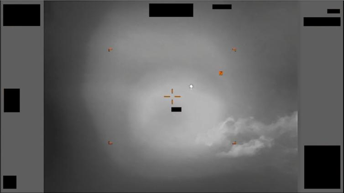 Un'immagine in scala di grigi che mostra luoghi e un diamante bianco contro uno sfondo nuvoloso.