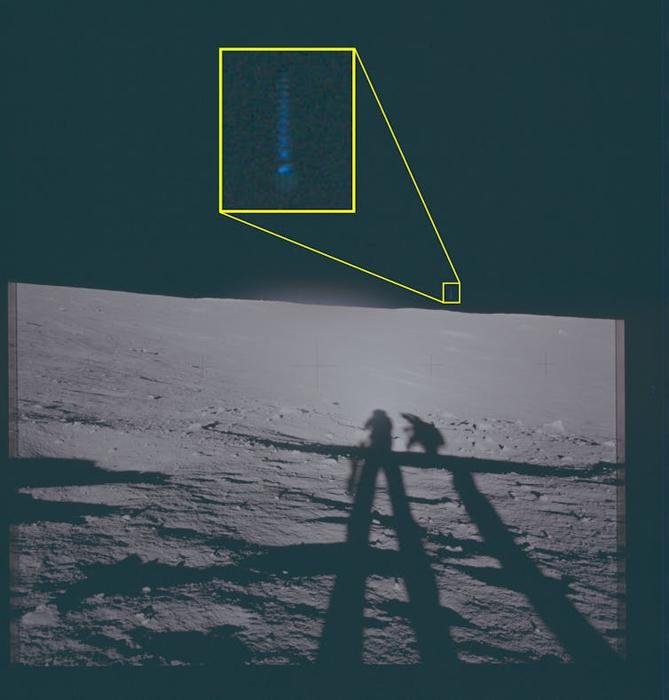 Foto lunare che mostra una piccola striscia di luce sopra l'orizzonte.