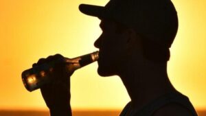 l'uomo beve birra