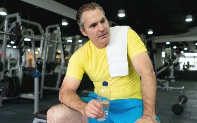 uomo che si riposa dopo l'esercizio