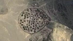 Gli archeologi scoprono centinaia di strane e antiche fosse comuni nel deserto