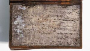 Gli scienziati hanno trovato un quaderno in un bagno medievale, ed è ancora leggibile