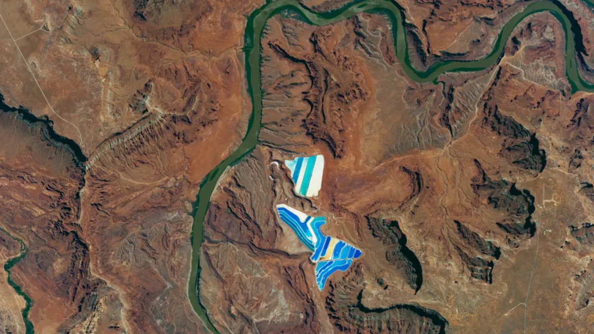 Suggestiva foto dallo spazio mostra insolite geometrie nel deserto