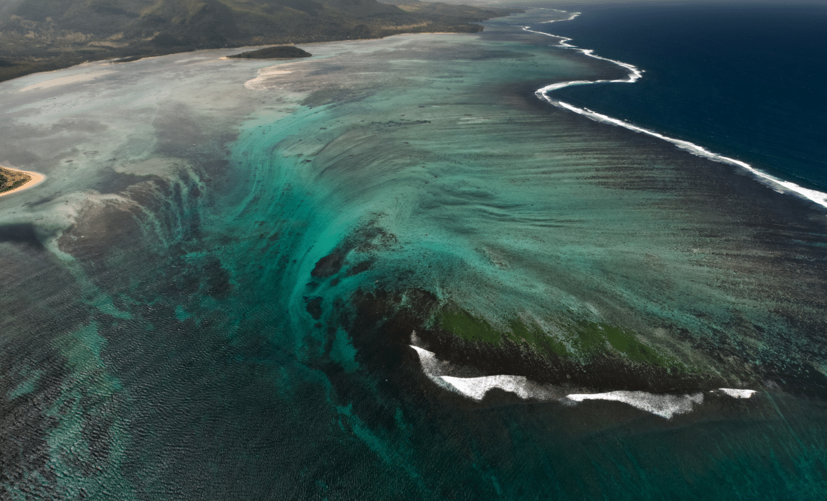 the-worlds-largest-waterfall-is-hidden-beneath-the-arctic-ocean-and-its-far-bigger-than-niagara-falls-scaled-1.png
