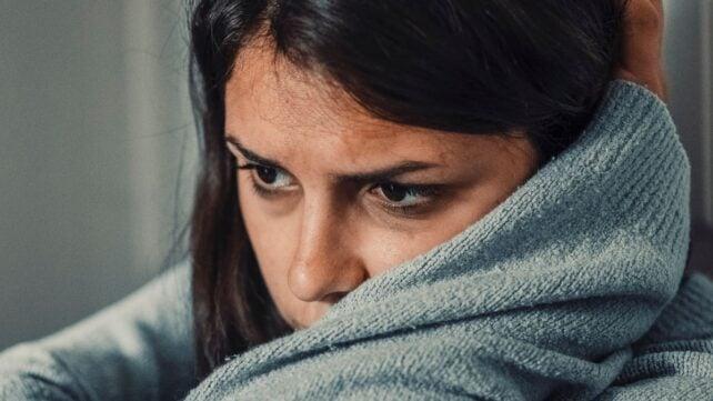 Donna che sembra ansiosa o preoccupata