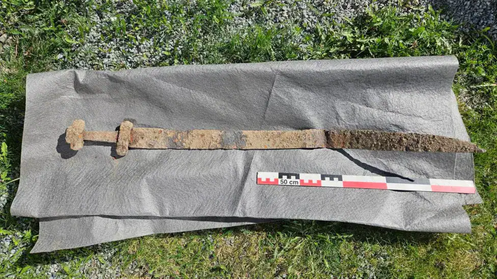Cerca sassi per un lavoretto di scuola: bimbo di 6 anni trova una spada vichinga di 1.200 anni fa