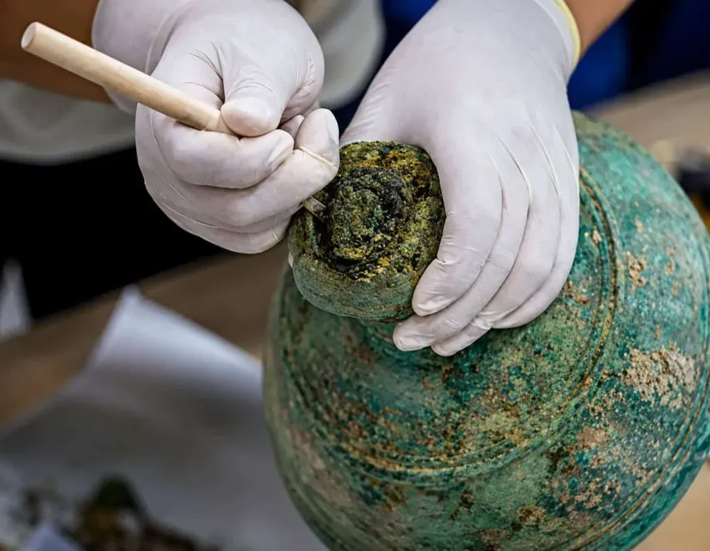 Una bottiglia sigillata in una tomba cinese conserva ancora alcol dopo 2300 anni