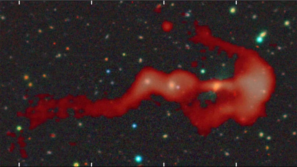 Gli astronomi individuano una strana galassia a forma di freccia