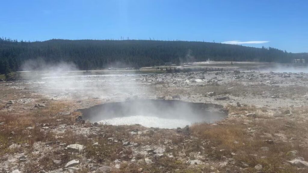 Yellowstone: si apre voragine e rischia di inghiottire gli scienziati
