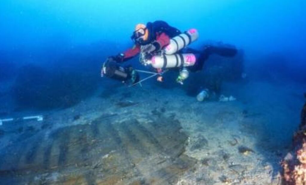 Recuperato il “relitto maledetto”: lo scafo della Secca di Capistello torna alla luce