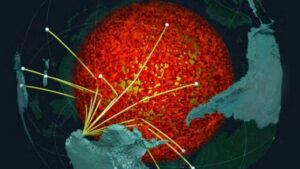 Visualizzazione scientifica dell'interno della Terra sotto l'emisfero australe, che mostra i percorsi delle onde sismiche dall'Antartide che attraversano una regione simile a un nucleo rosso-arancione luminoso.