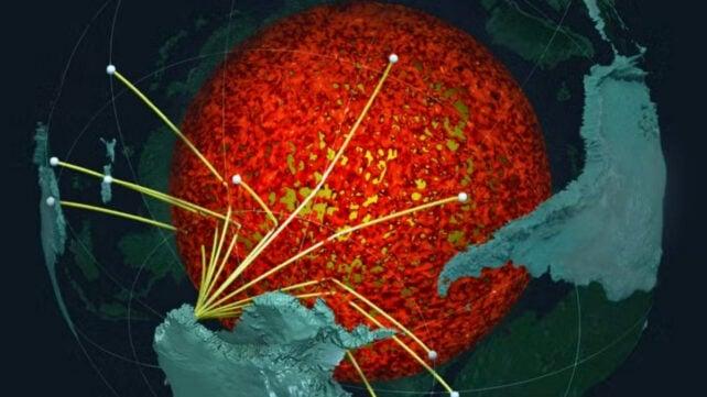 Visualizzazione scientifica dell'interno della Terra sotto l'emisfero australe, che mostra i percorsi delle onde sismiche dall'Antartide che attraversano una regione simile a un nucleo rosso-arancione luminoso.