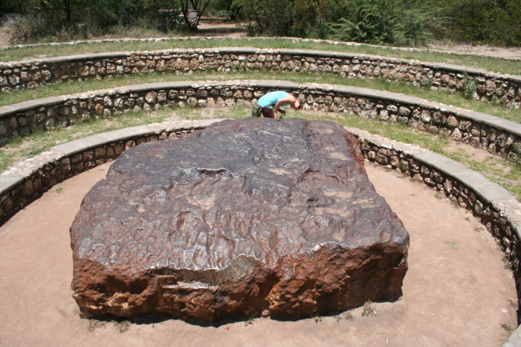 Il meteorite più grande mai scoperto si trova ancora esattamente nel punto in cui è precipitato. Ma perché non si è formato un cratere?