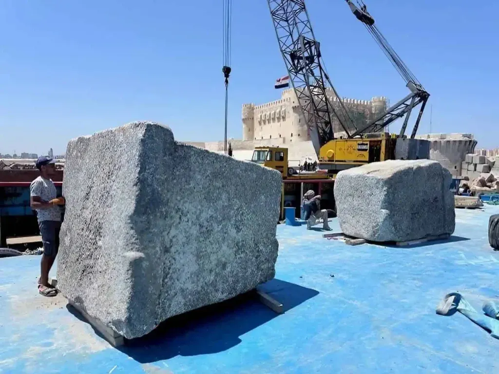 Dopo 700 anni, i sommozzatori hanno recuperato blocchi di 80 tonnellate dal faro perduto di Alessandria