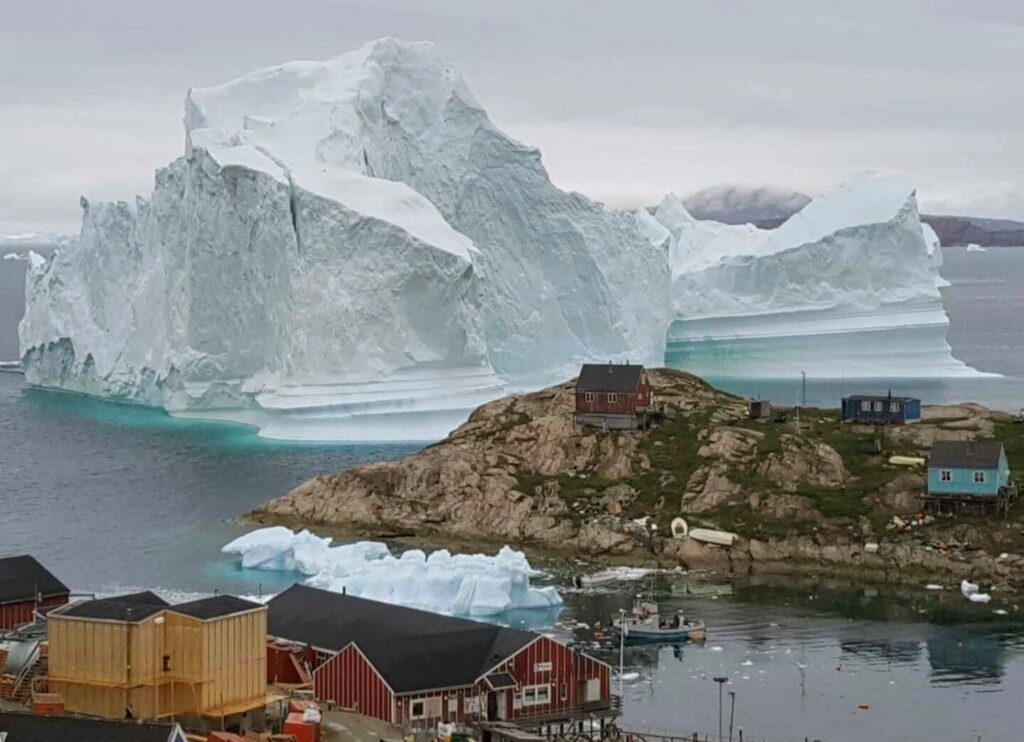 Groenlandia, l’iceberg gigante si ribalta all’improvviso vicino al paese: la scena da incubo ripresa in diretta
