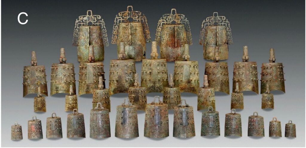 Gli archeologi scoprono una tomba di 2.600 anni piena di campane, tutte rese mute intenzionalmente
