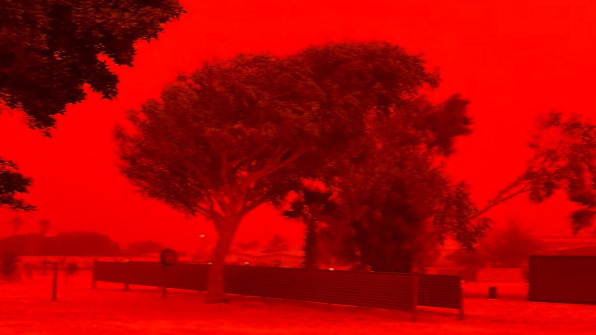 Il cielo si tinge di rosso sangue durante un ciclone tropicale