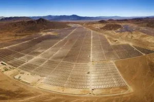 Il terreno sotto il maximpianto fotovoltaico del Qinghai si sta trasformando in maniera imprevista