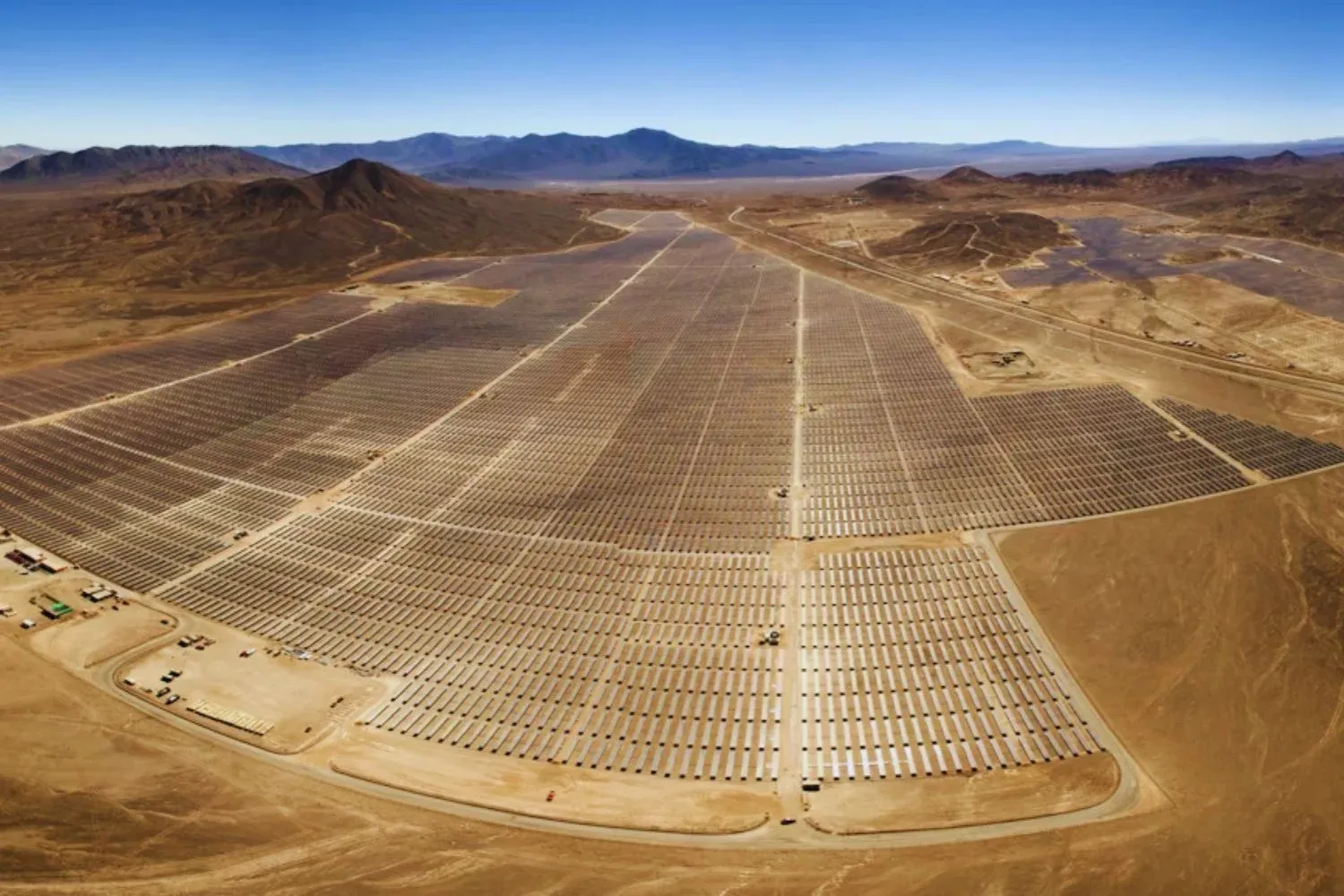 Il terreno sotto il maximpianto fotovoltaico del Qinghai si sta trasformando in maniera imprevista