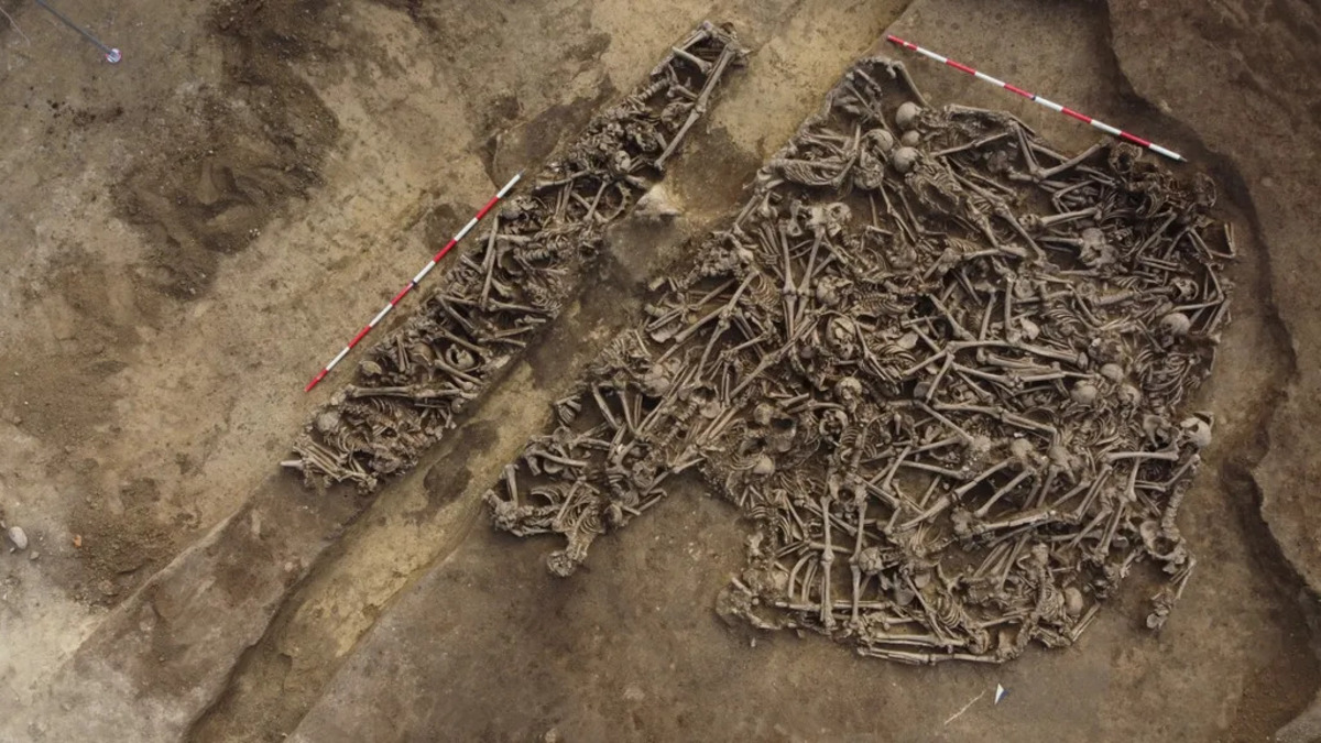 Grande fossa comune di epoca romana scoperta sotto un campo da calcio a Vienna