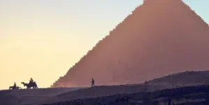 Una misteriosa struttura lineare, accanto alla piramide rossa, potrebbe spiegare come sono stati costruiti questi monumenti 4.500 anni fa
