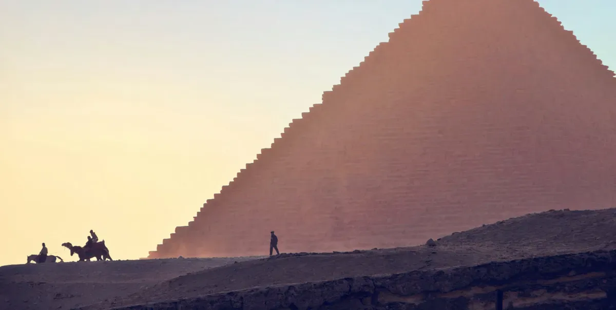 Una misteriosa struttura lineare, accanto alla piramide rossa, potrebbe spiegare come sono stati costruiti questi monumenti 4.500 anni fa