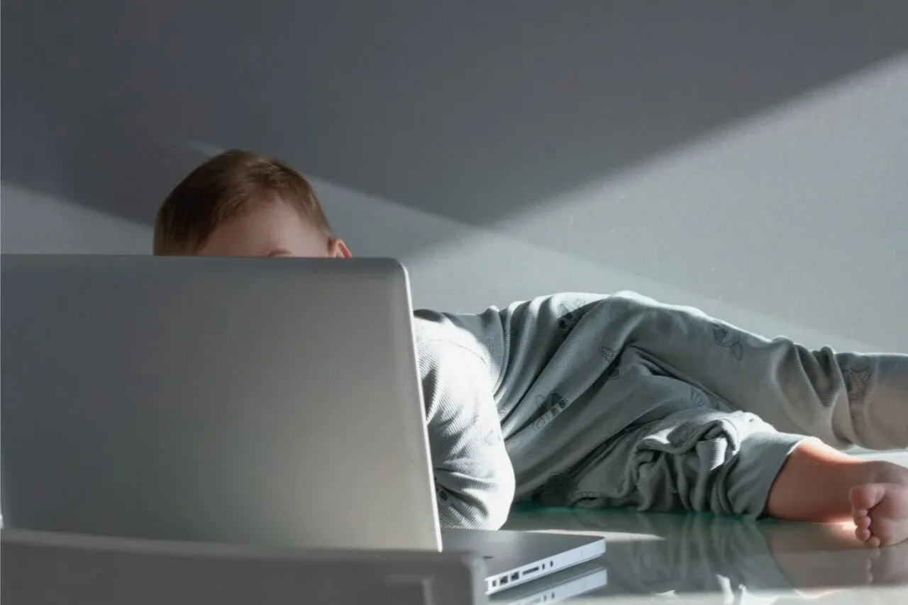 Ha tenuto il laptop sull’addome per ore ogni giorno: la sua pelle si è trasformata