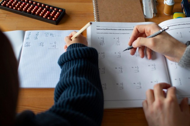 Jensen Huang non teme che l’IA cancelli la matematica: il dibattito sulle competenze da non delegare