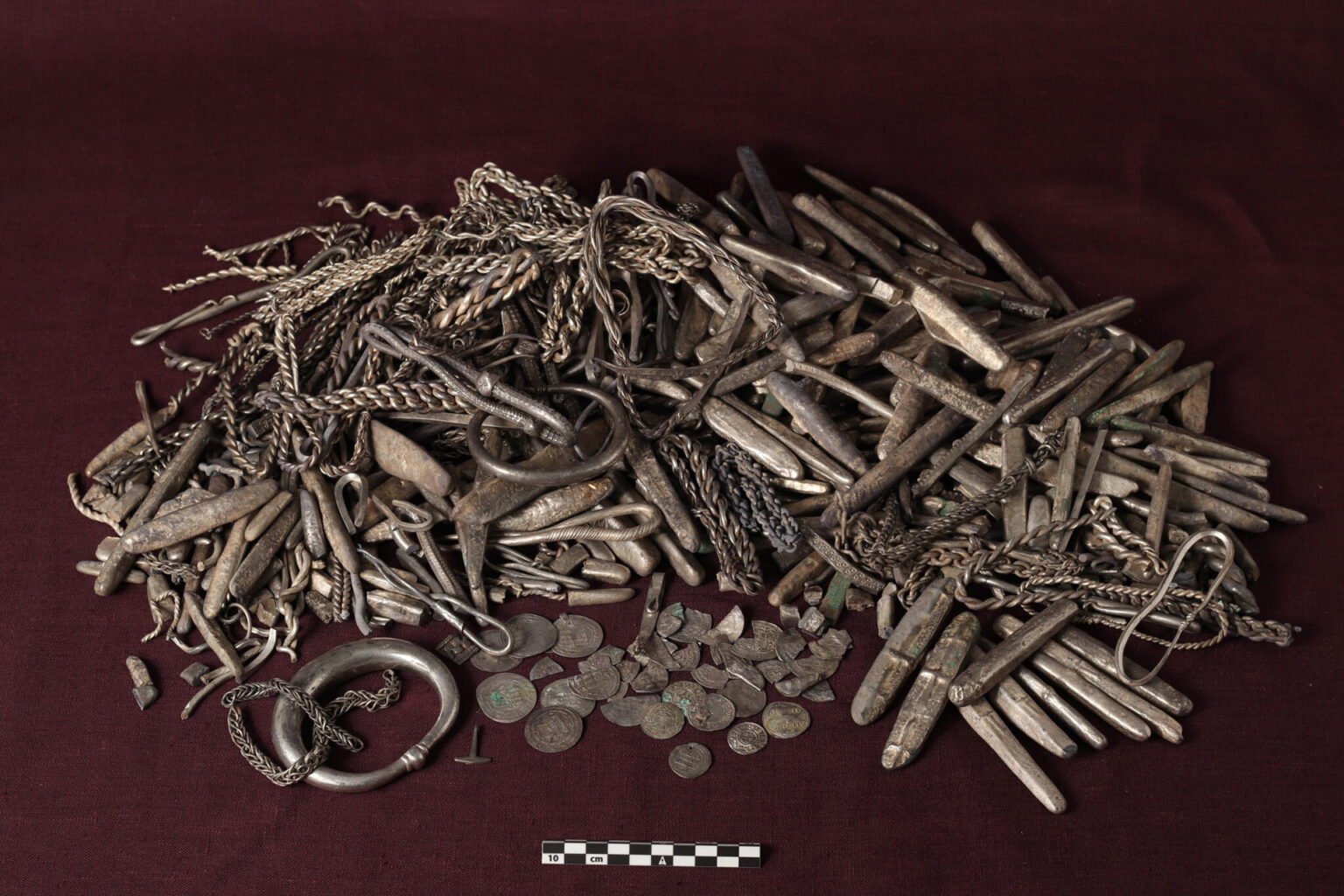 Danimarca: uomo scopre nel suo giardino un tesoro vichingo di 1.100 anni contenente 18 kg di argento
