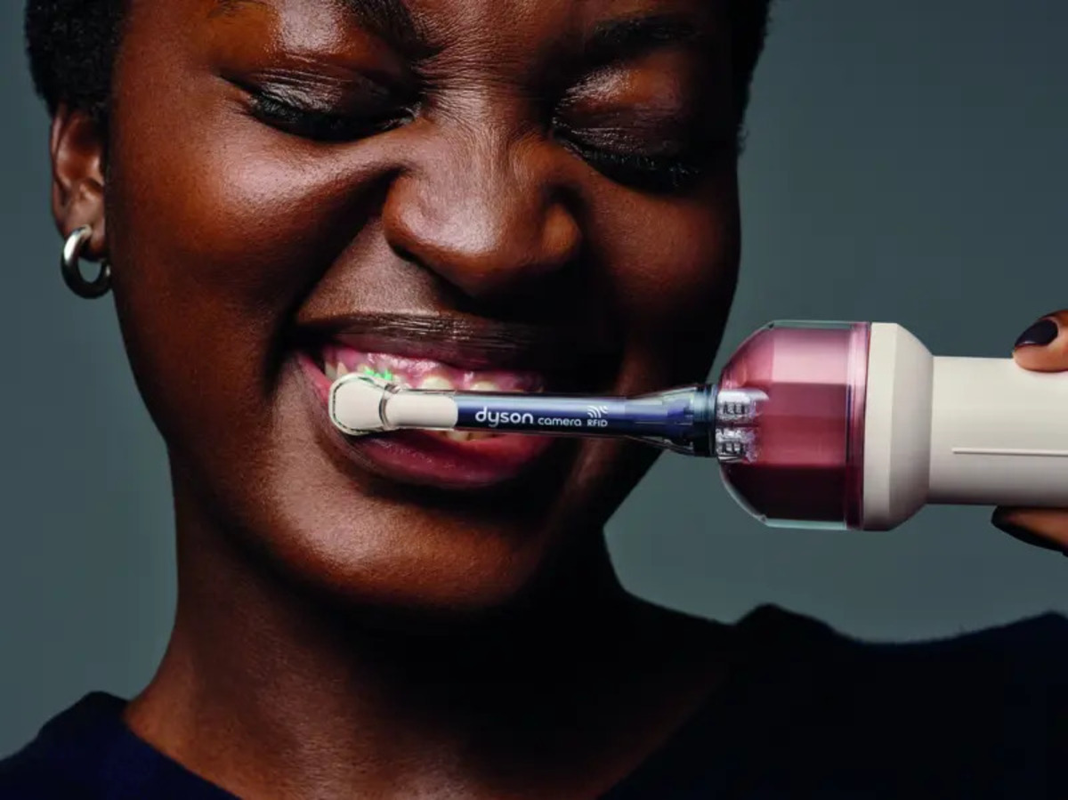 Dyson lancia un nuovo spazzolino elettrico da 500 dollari dotato di intelligenza artificiale