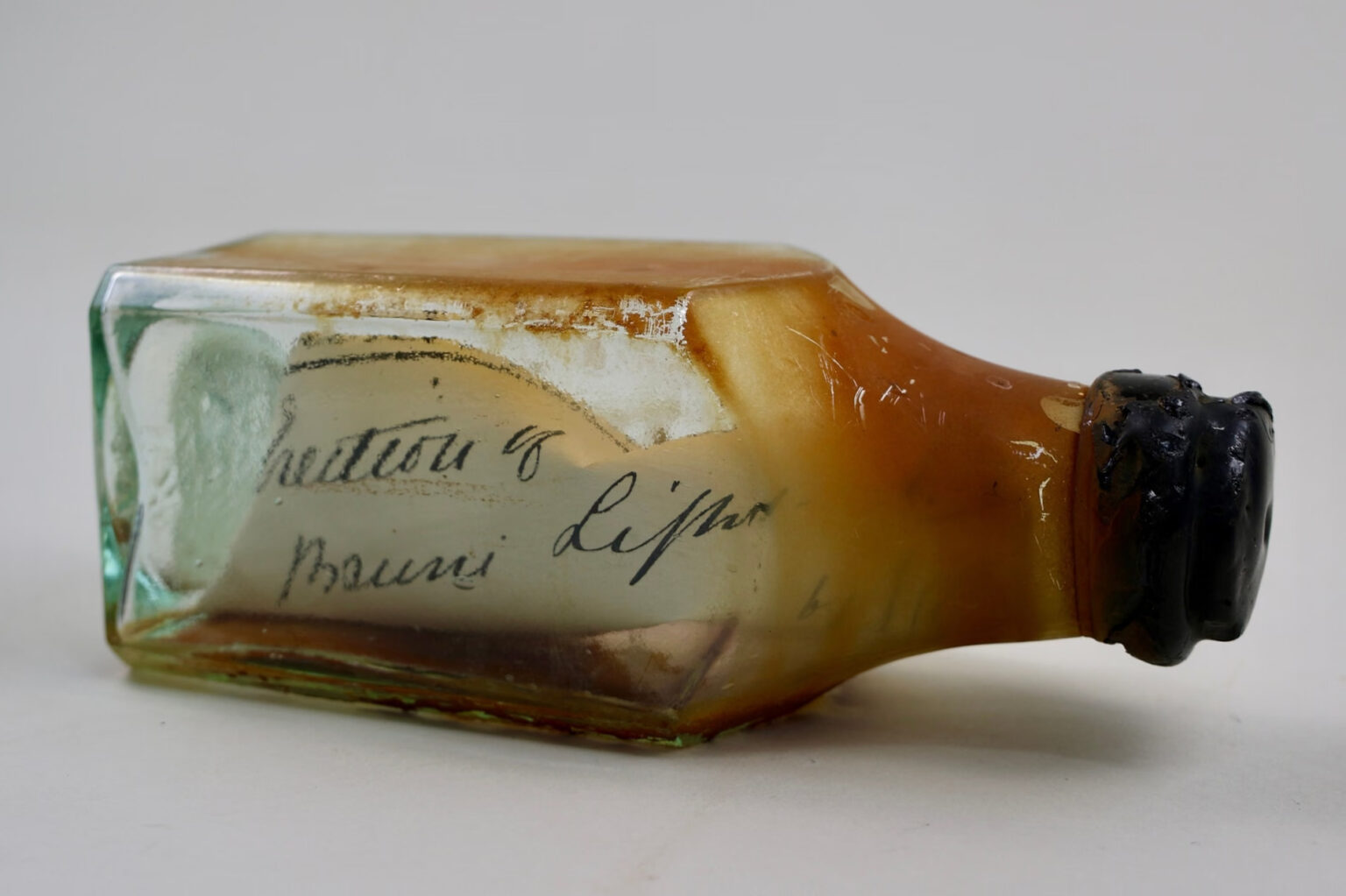 Un pittore ha ritrovato un messaggio di 122 anni fa in una bottiglia nascosta in un faro in Tasmania