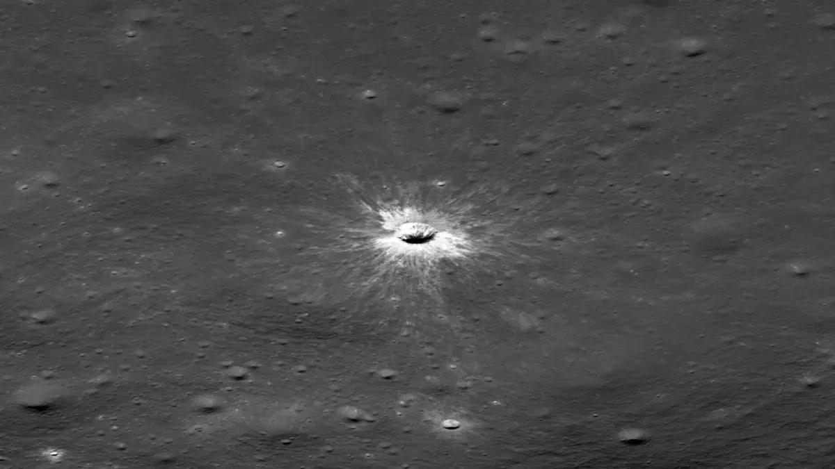 Sulla Luna si è formato un nuovo cratere di dimensioni enormi, con un diametro di oltre 200 metri: è più grande del Colosseo