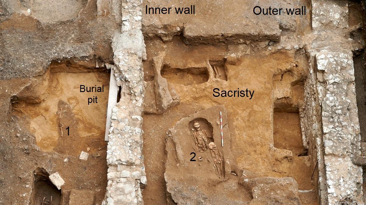 una veduta aerea di uno scavo con muri e la fossa funeraria in cui fu collocato un sarcofago romano